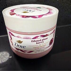 NEW Dove Frosted Plum Berry Body Scrub Holiday Treats Limited Edition 15oz